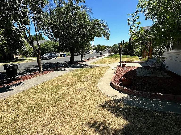 323 W Myrtle St — Photo 30