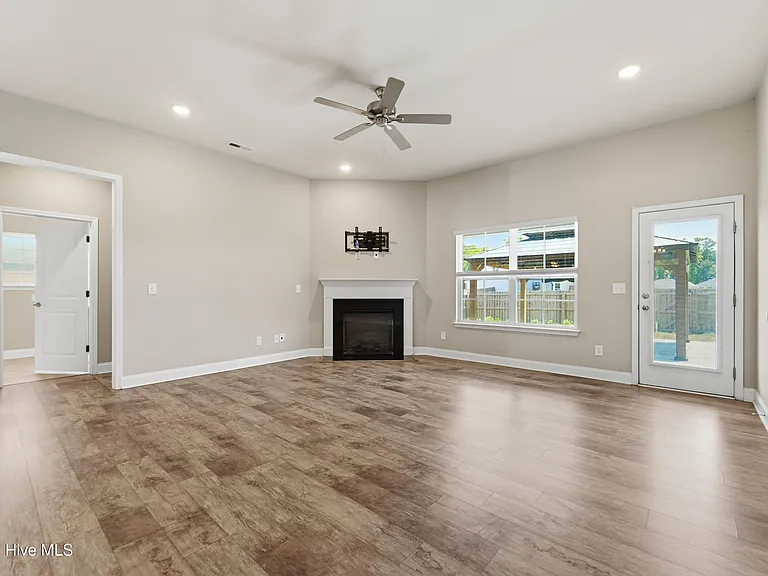 755 Greenwich Pl — Photo 7