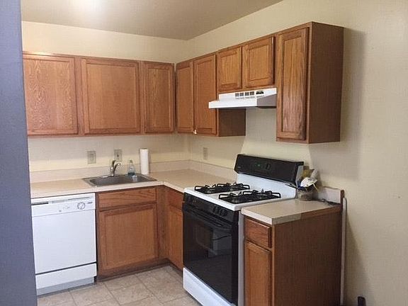 Kitchen (Dishwasher/Garbage Disposal/Refrigerator/Gas Stove