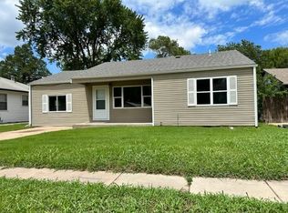 542 W 1st St, Valley Center, KS 67147