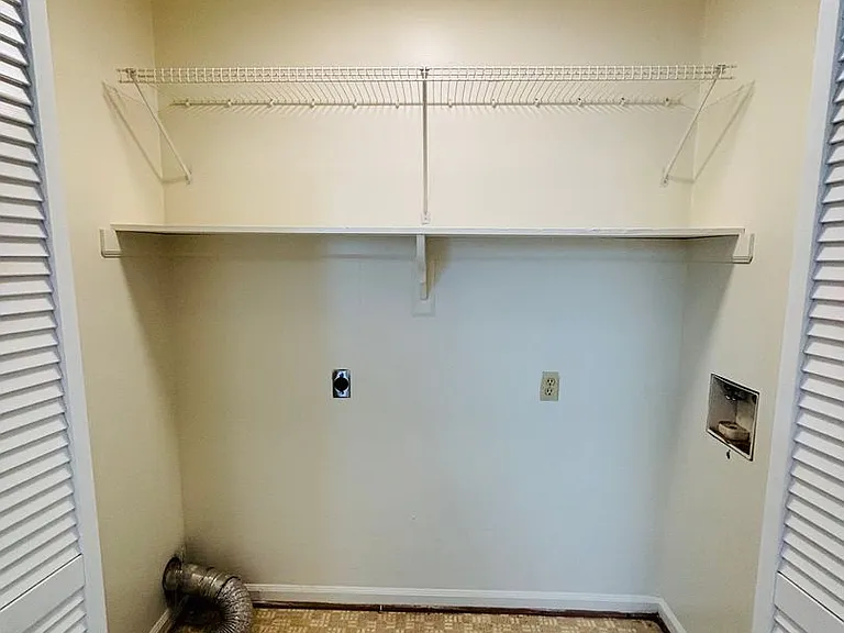 2 Bedroom, 1 Bath Apartment — Photo 18