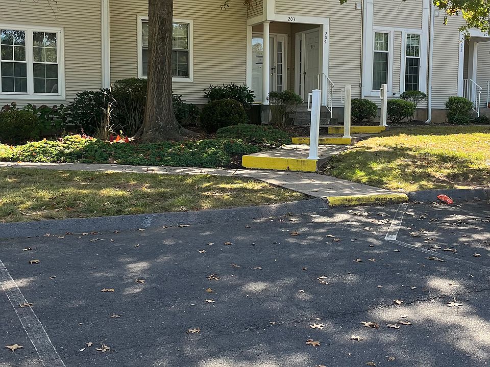 1st image of 204 Country Club Ct