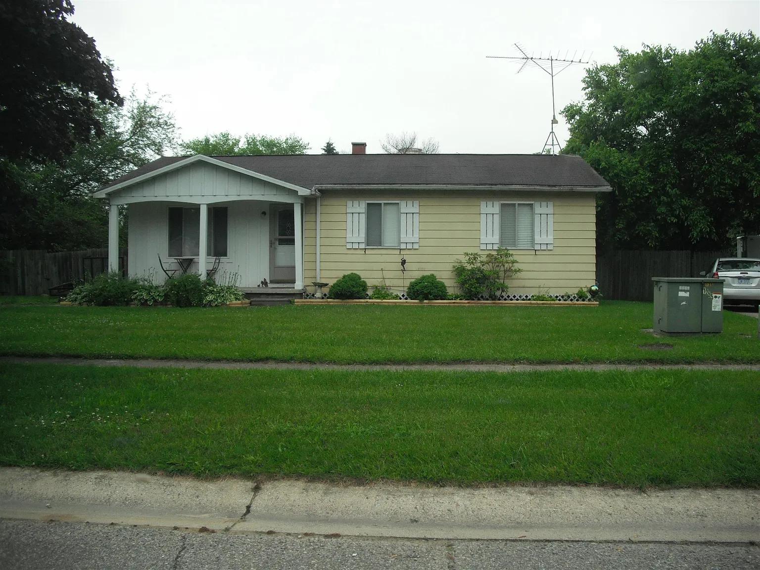 319 Crescent Ave photo 1