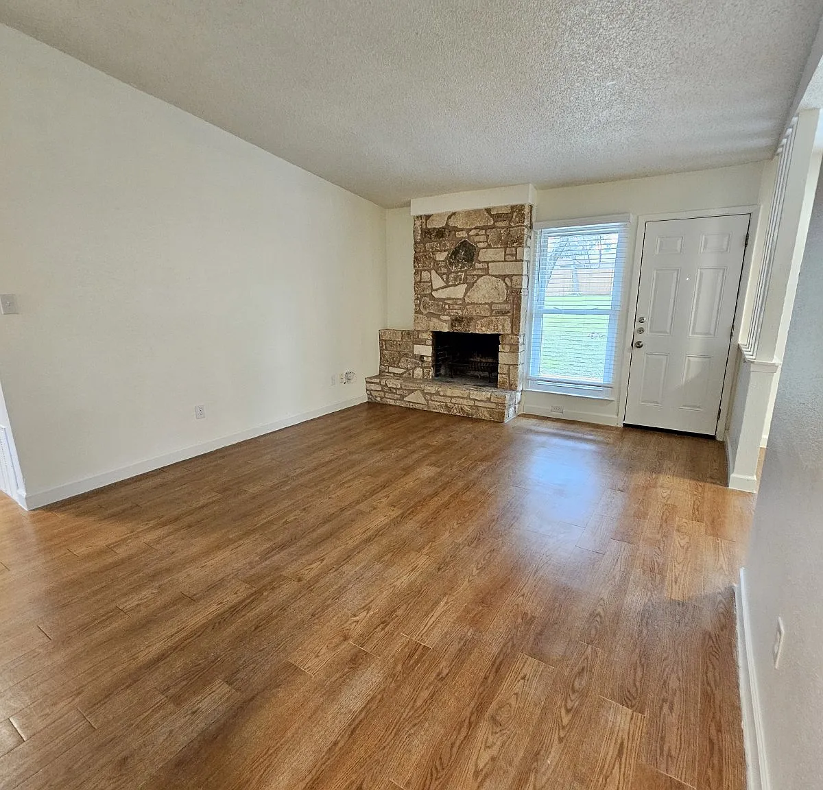 4 bed, 2.0 bath, 1202 sqft, $2,045 — Photo 2