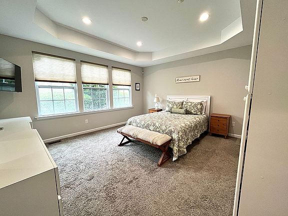 4th image of 143 Somerset Dr