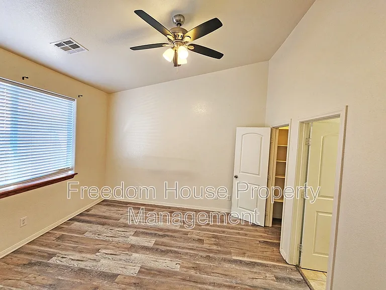 1041 Marne Ct #4 — Photo 29