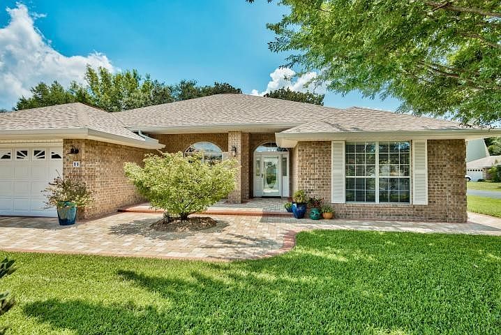 Front w/paver walkway