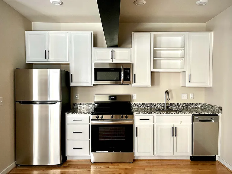 119 E Beverley St — Photo 1