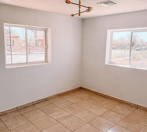 5th image of 916 E 4th Street