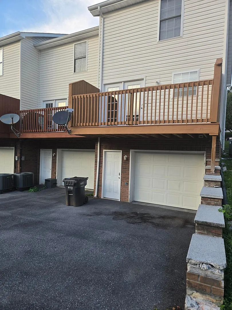 Spacious 2-Bedroom Townhome End Unit with Private Deck & Garage — Photo 3