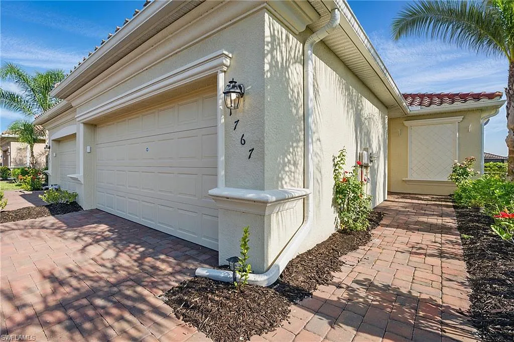 3 bed, 2.0 bath, 1417 sqft, $2,200 — Photo 4