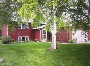 1860 27th Ave S, Grand Forks, ND 58201