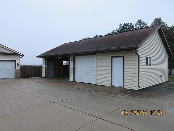 Detached garage