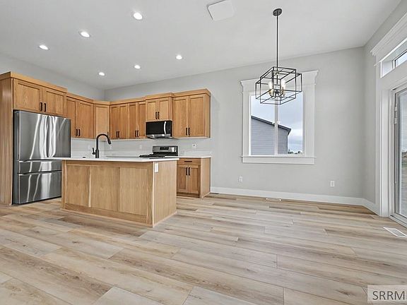 3rd image of 456 Spruce Way