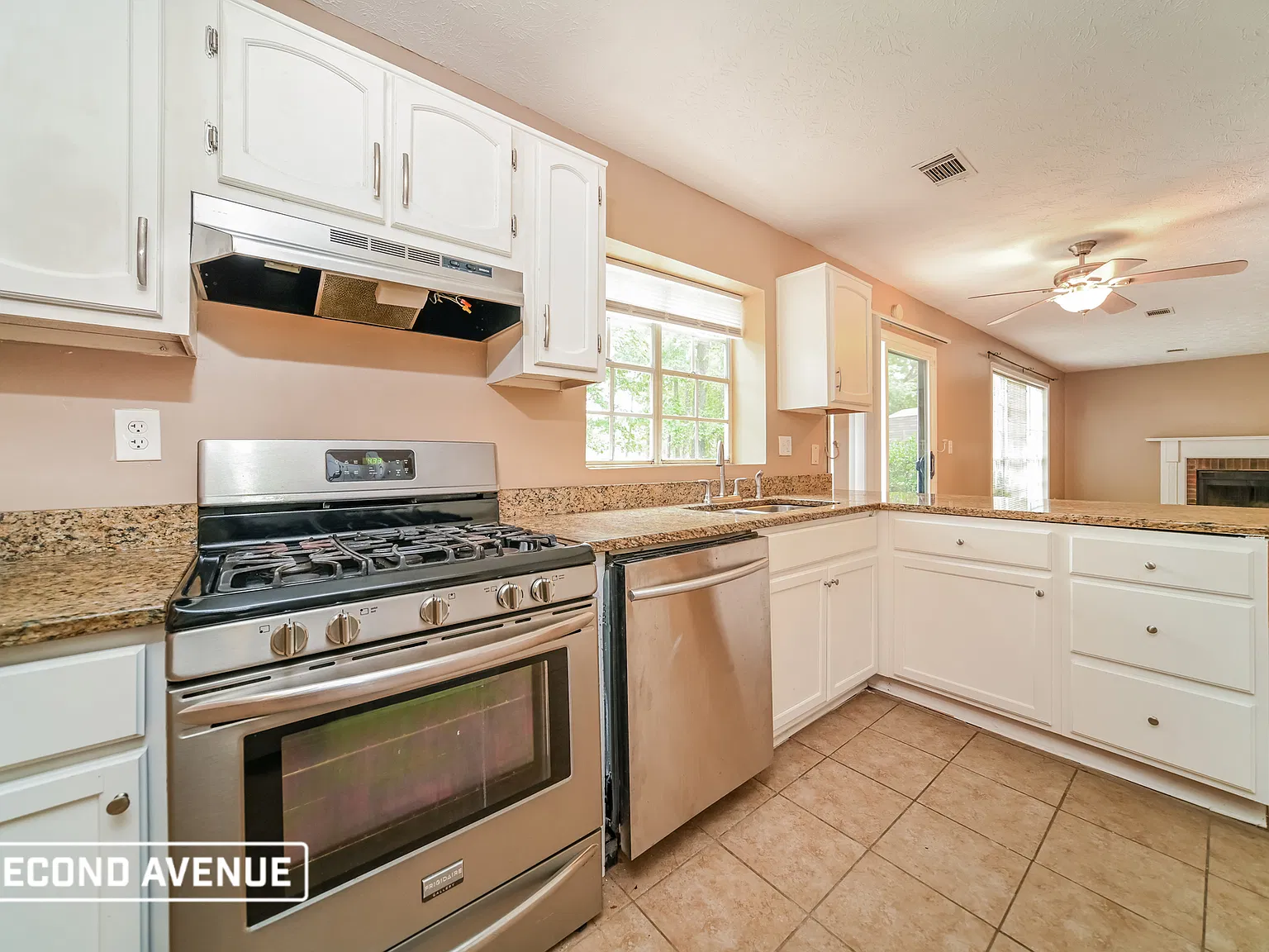 3 bed, 3.0 bath, 1642 sqft, $1,949 — Photo 2