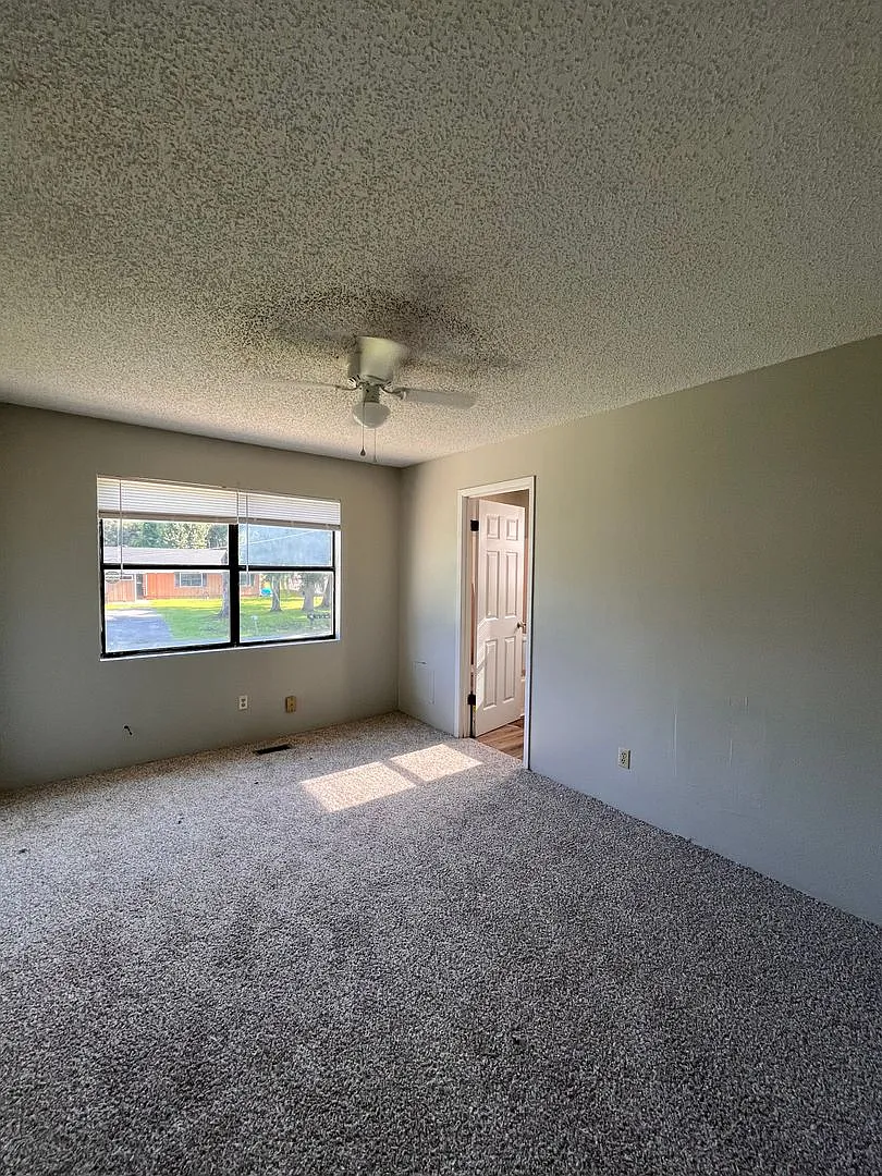 Three-bedroom townhouse in Lake Park — Photo 1