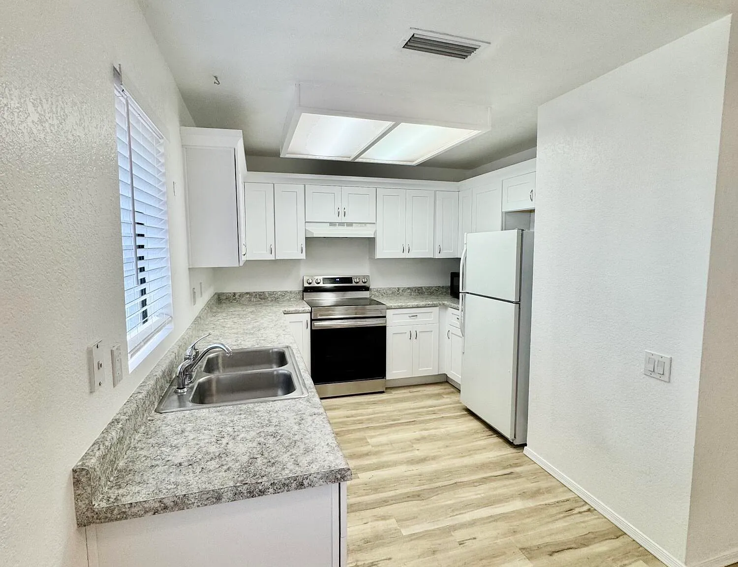 2 bed, 1.0 bath, 782 sqft, $1,575 — Photo 2