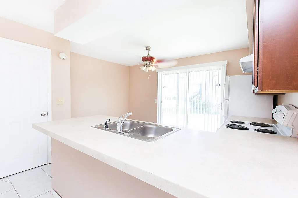 Charming Two Bed Ground Floor Condo in Englewood Park Move-In Ready! — Photo 4