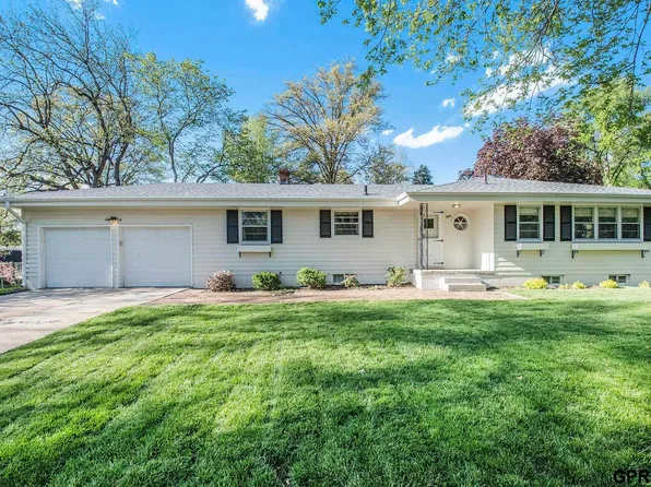 9812 Woolworth Ave, Omaha, NE 68124