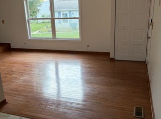 315 Meadow Ct, Vernon Hills, IL 60061