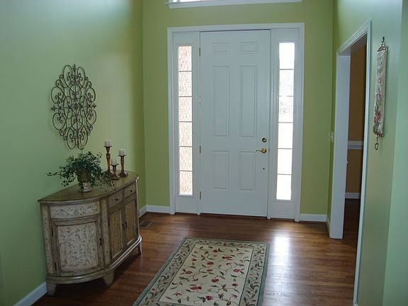 Entry Foyer 8'x9', 17" Ceiling