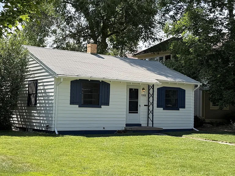 2525 S Clayton St — Photo 2