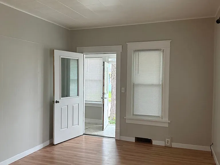 1213 Grand St — Photo 5