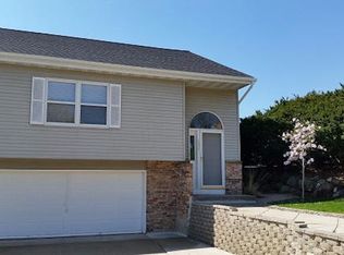 1921 Bonnie Ln, Waukesha, WI 53188