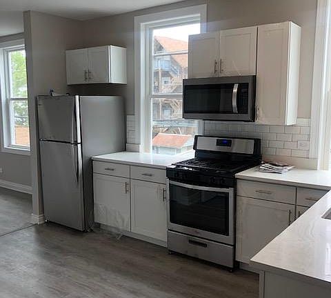 3rd image of 2815 N Hamlin Ave #2