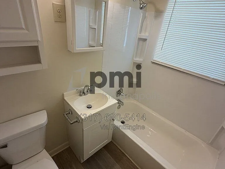 228 S Green St #B — Photo 6