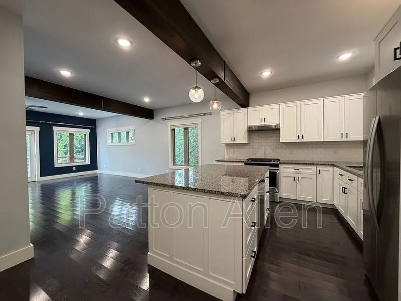3 bed, 3.5 bath, 2290 sqft, $3,750 — Photo 4