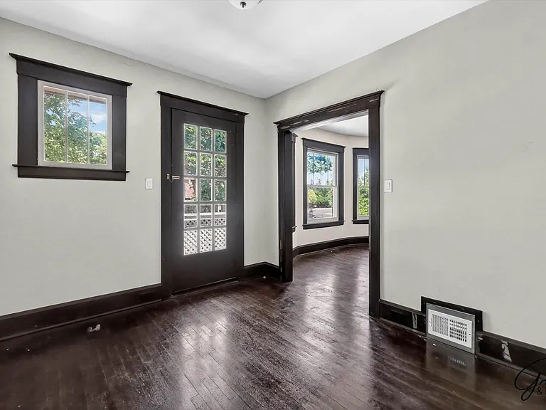 1923 W Bethune - James Landy — Photo 6