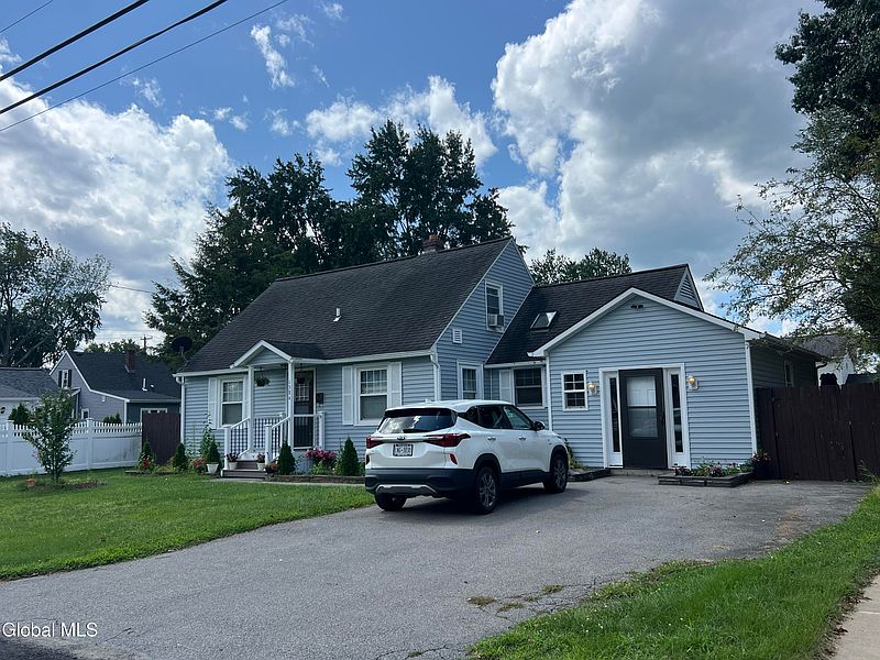 3rd image of 1384 Lawn Avenue