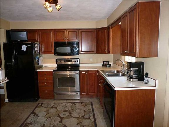 4th image of 2 Holly Dr