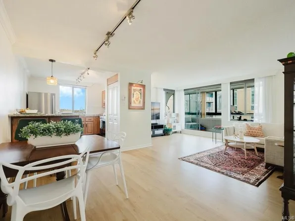 1034 Johnson St #1004, Victoria, BC V8V 3N7