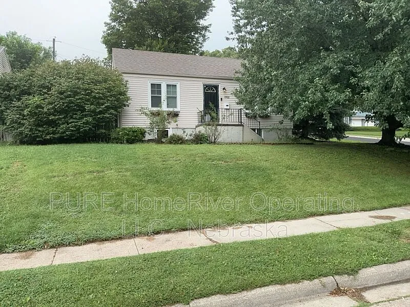 3 bed, 1.0 bath, 1298 sqft, $1,900 — Photo 1