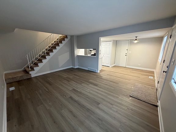 4th image of 29W526 Winchester Cir N Unit 2N