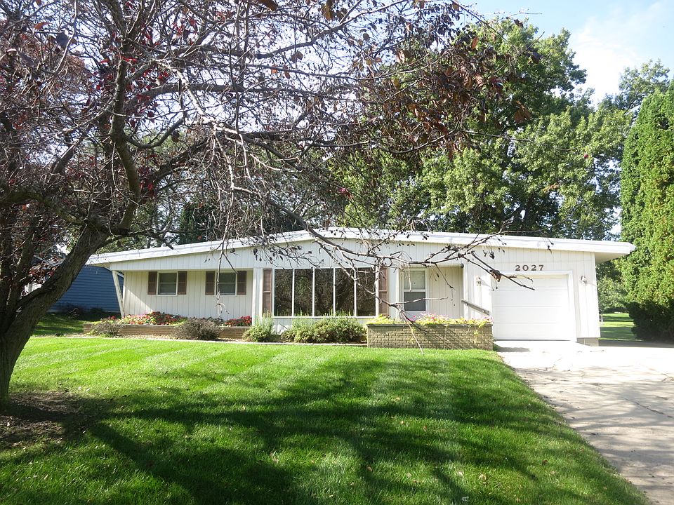 1st image of 2027 Pleasant Dr