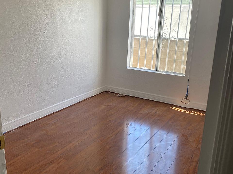 2nd image of 1021 W 60th Pl