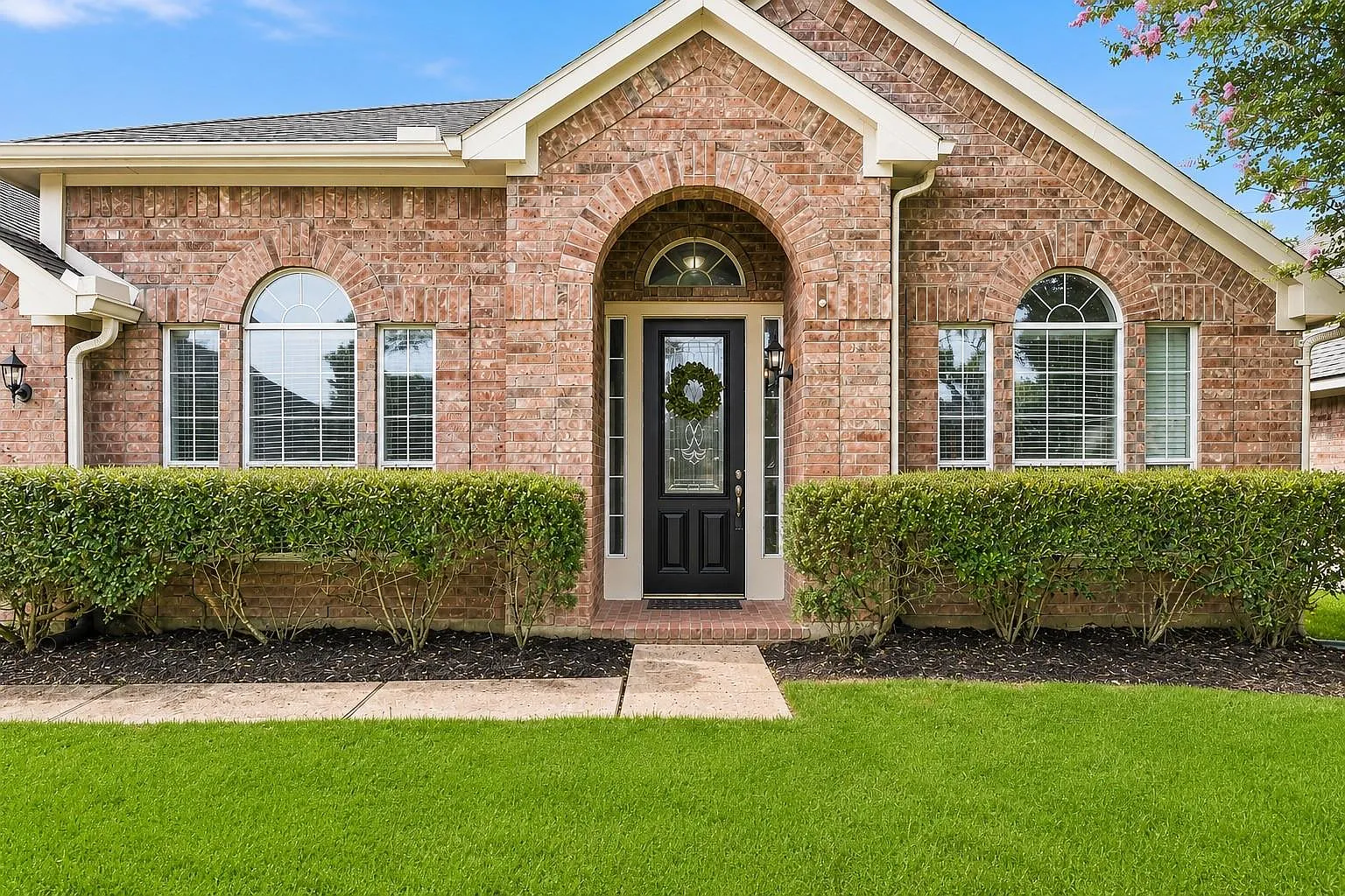 4 bed, 2.0 bath, 2825 sqft, $3,250 — Photo 2