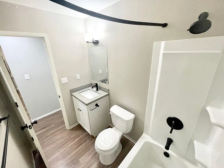 1141 E 7th St #3 — Photo 7