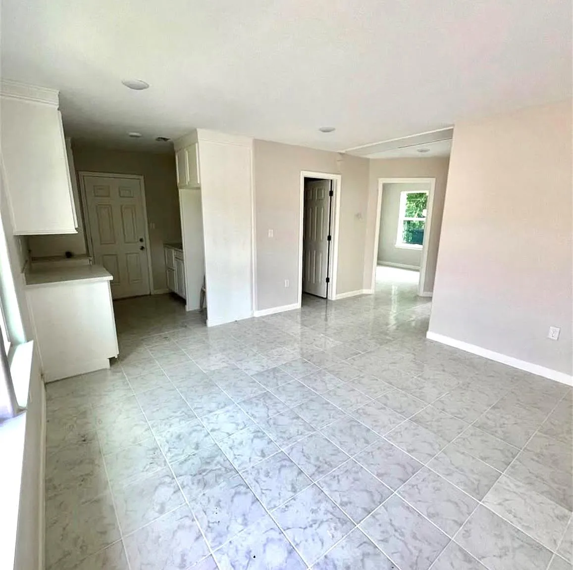2 bed, 1.0 bath, 1305 sqft, $1,350 — Photo 3