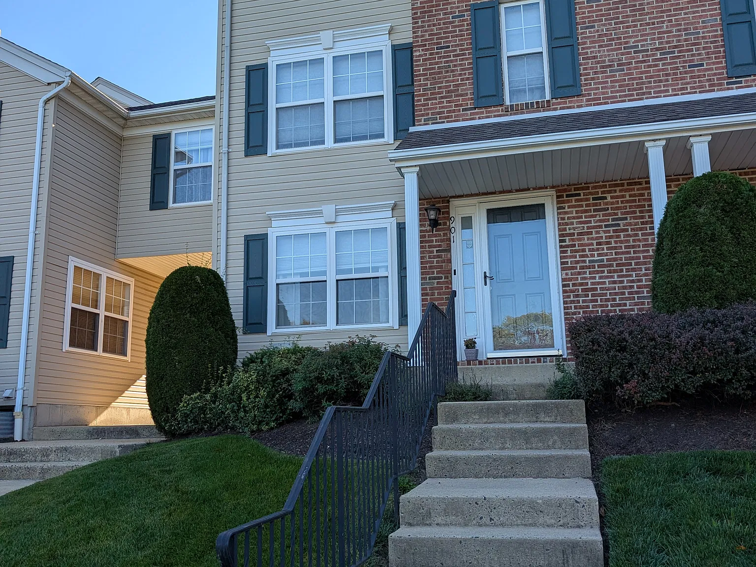 2 bed, 1305 sqft, $2,400 — Photo 1