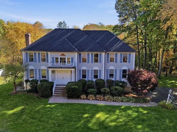 8 Cloverfield Dr, Andover, MA 01810