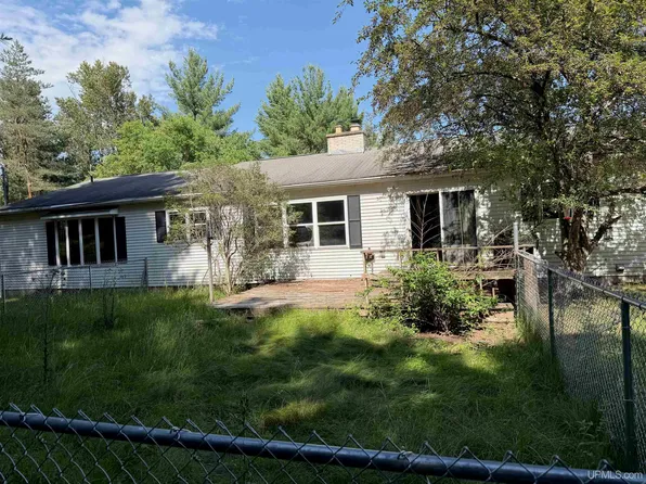 N1475 Forest Dr, Norway, MI 49870