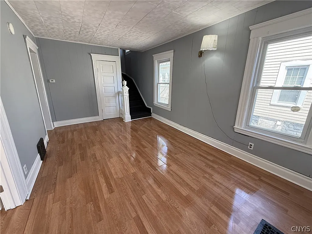 Building Photo - 154 Seeley Ave
