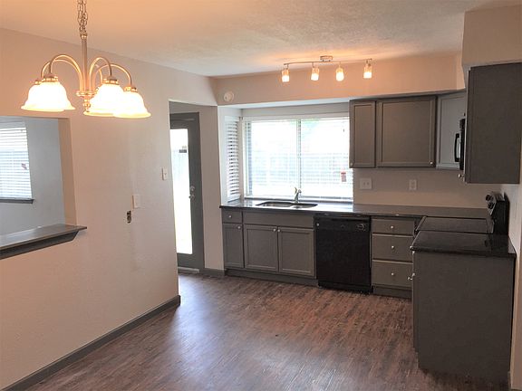3rd image of 3531 Hillridge Dr