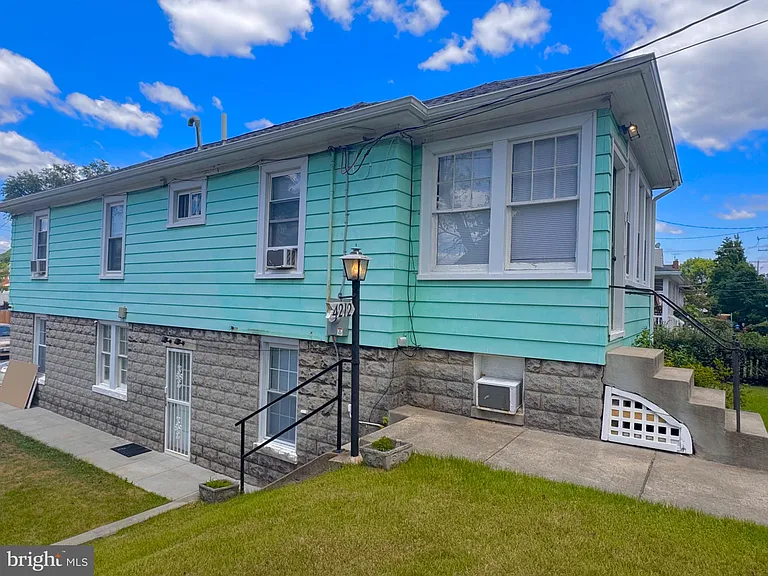 4212 22nd St NE — Photo 2