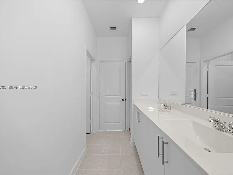 715 SE 15th St — Photo 23