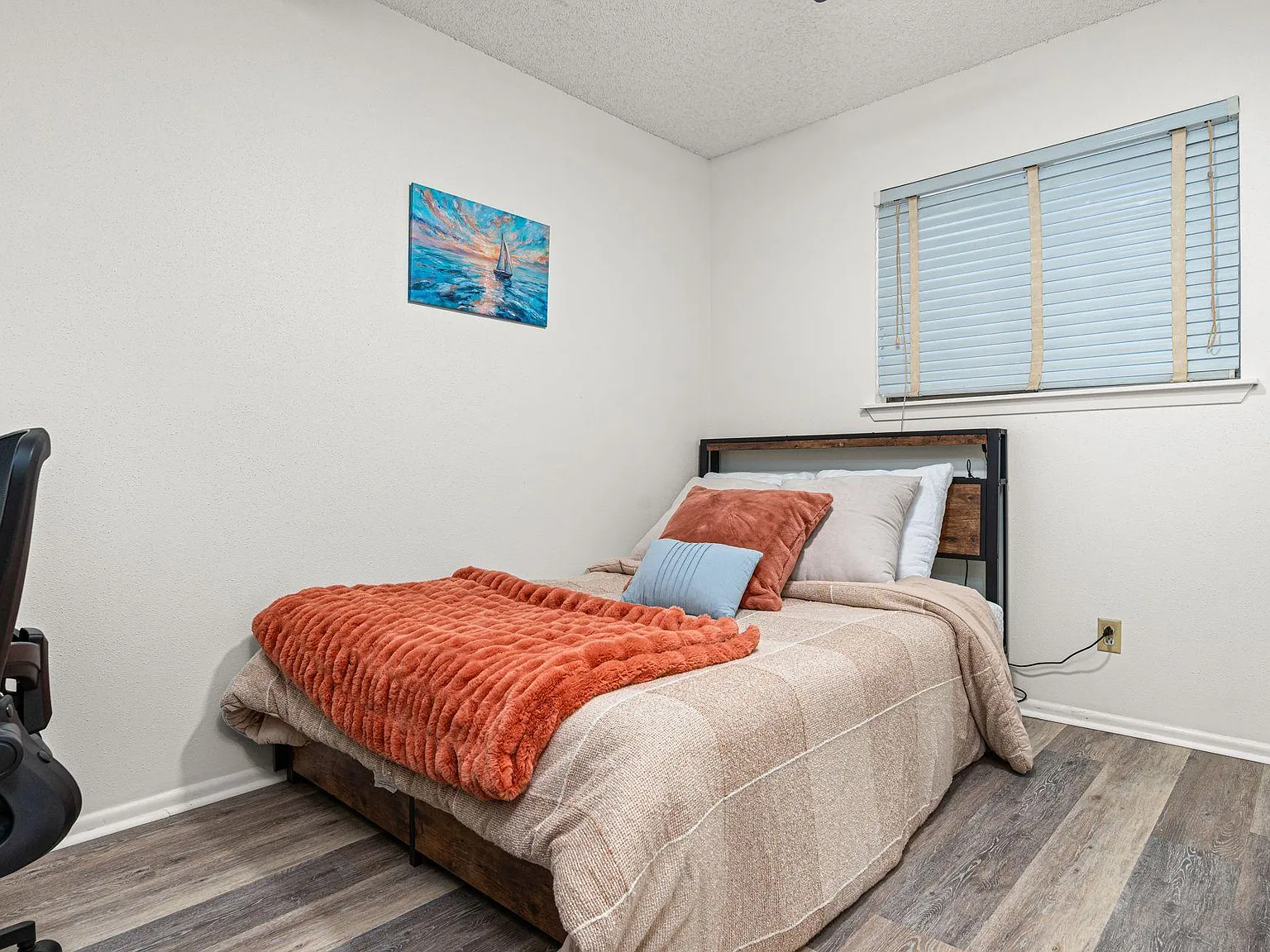 4 bed, 3.0 bath, 1924 sqft, $650 — Photo 2